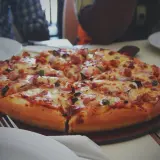 Pyszna, gorąca pizza z kurczakiem i cebulą, idealna do odgrzania zimnej pizzy.