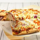 Idealne proporcje ciasta na pizzę, z ciągnącym się serem i kolorowymi warzywami. Idealna na wspólne chwile.