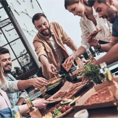 Ile kosztuje catering na 18? Sprawdź, co wpływa na ceny!