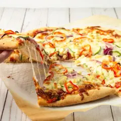Idealne proporcje ciasta na pizzę, z ciągnącym się serem i kolorowymi warzywami. Idealna na wspólne chwile.