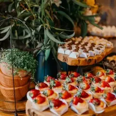 Ile kosztuje catering na imprezę? Sprawdź, co wpływa na ceny