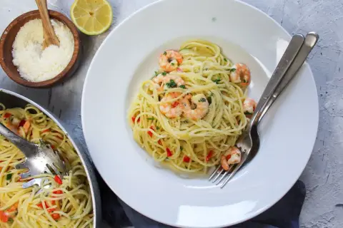 Prosty przepis na spaghetti z chili i czosnkiem, który zachwyci smakiem
