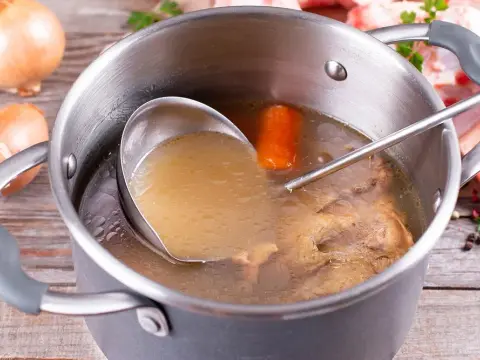 Na jakim mięsie gotować zupę, by uzyskać wyjątkowy smak?