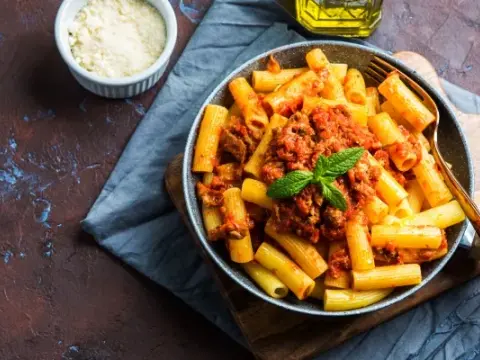 Penne czy rigatoni: odkryj kluczowe różnice i idealne zastosowania
