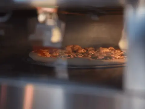 Jak długo piec pizzę, aby uniknąć niedopieczonego ciasta?