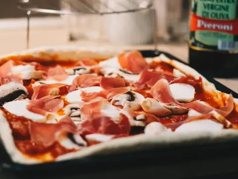 Jak się robi pizzę domową - prosty przepis na idealne ciasto i dodatki