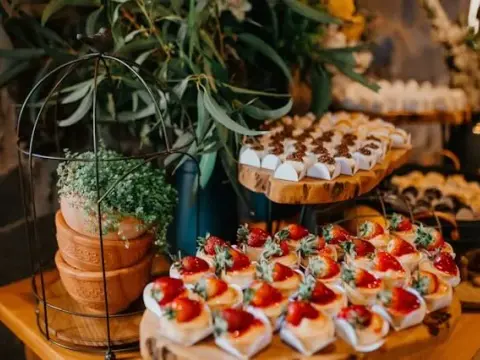 Ile kosztuje catering na imprezę? Sprawdź, co wpływa na ceny