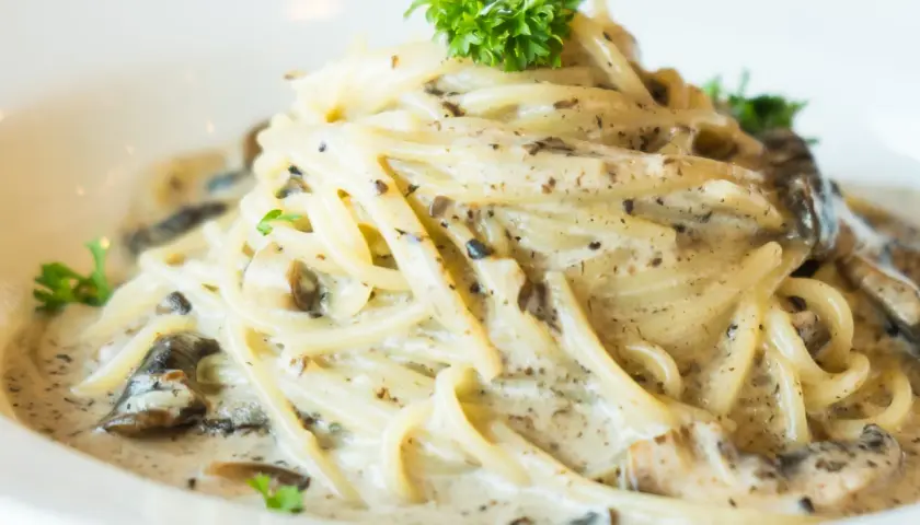Spaghetti z sosem pieczarkowym – prosty przepis na pyszne danie