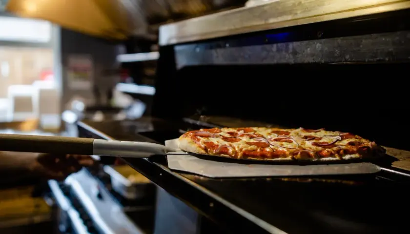 Pieczenie pizzy na łopacie w piekarniku elektrycznym.