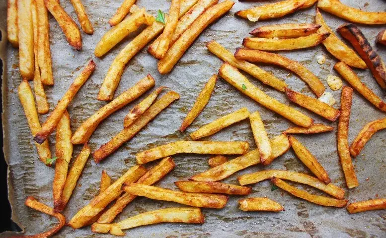 W jakiej temperaturze piec frytki w piekarniku, by uniknąć zakalca?