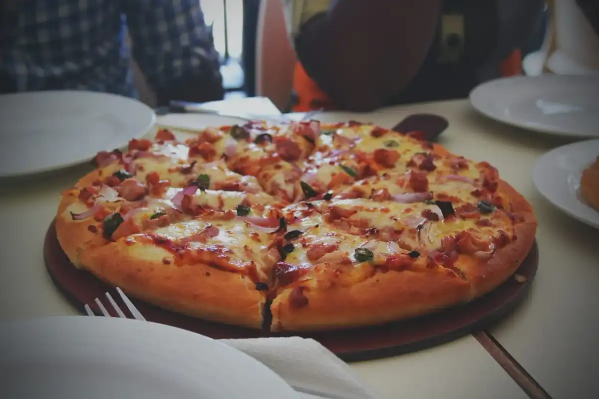 Koniec z gumową pizzą - jak odgrzać ją idealnie chrupiącą?