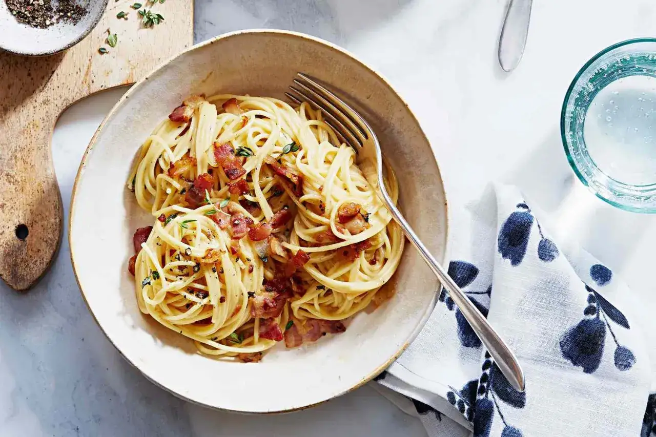 Pyszny makaron spaghetti z chrupiącym boczkiem i ziołami. Idealny przykład, jak ugotować makaron, by był sycący i smakowity.