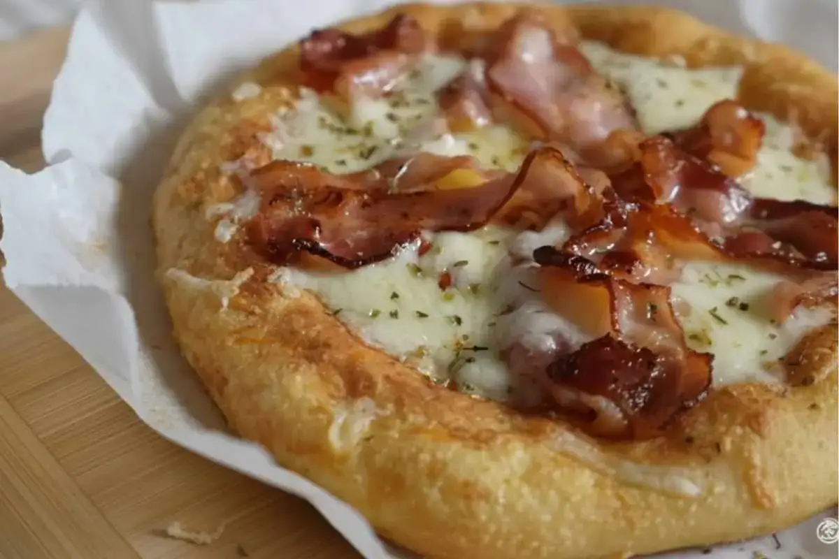 Pyszna pizza z boczkiem i serem, idealna na szybki obiad. Dowiedz się, jak zrobic pizza w domu!