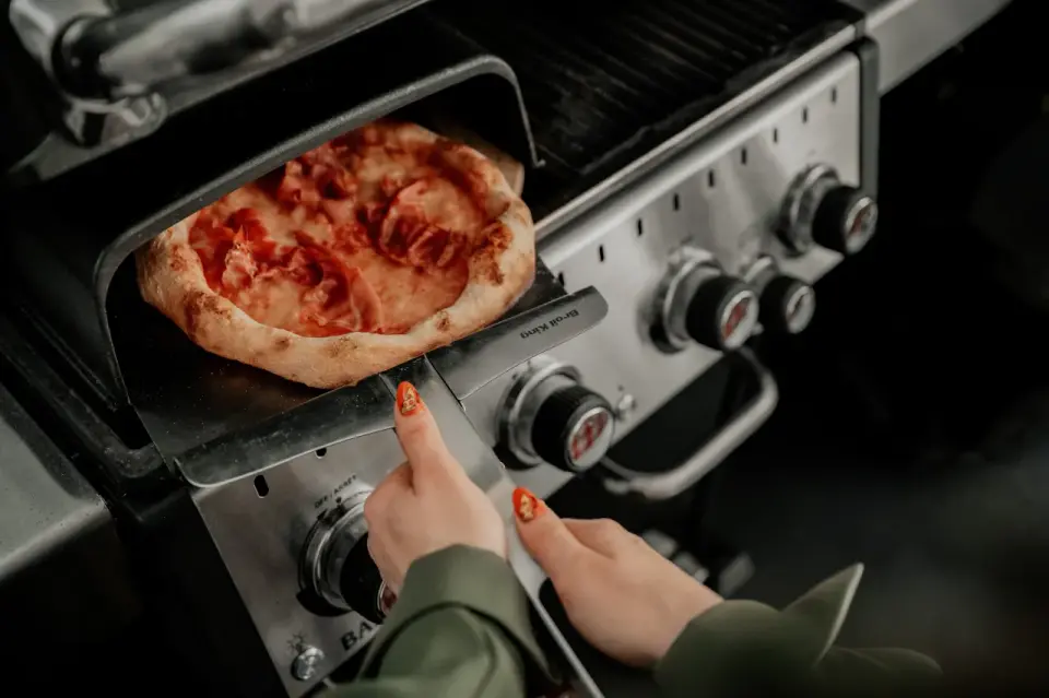 Jak piec bez kamienia - chrupiący spód pizzy i chleba? To proste!