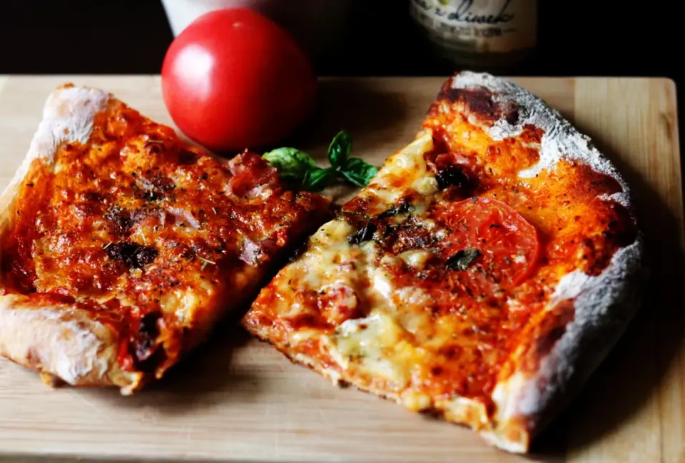 Domowa pizza z chrupiącym spodem - sprawdzony przepis